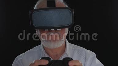 虚拟现实游戏。 有乐趣的老人使用头戴式显示器。